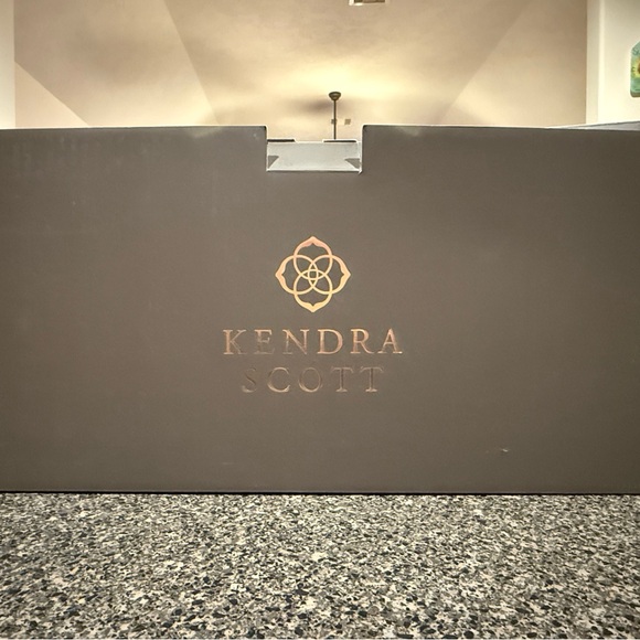 Kendra Scott
Large Antique Brass Jewelry Box In White Lacquer - Picture 9 of 12